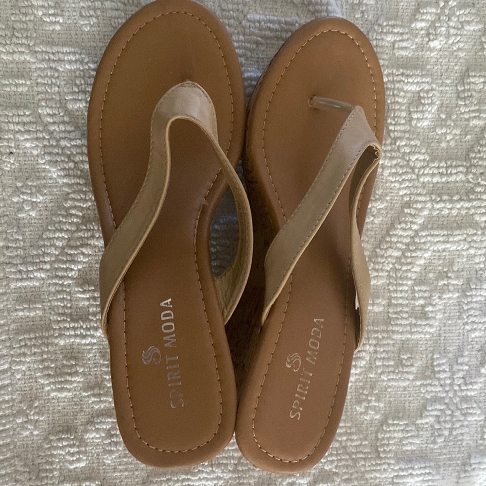 Spirit Moda tan wedge sandals